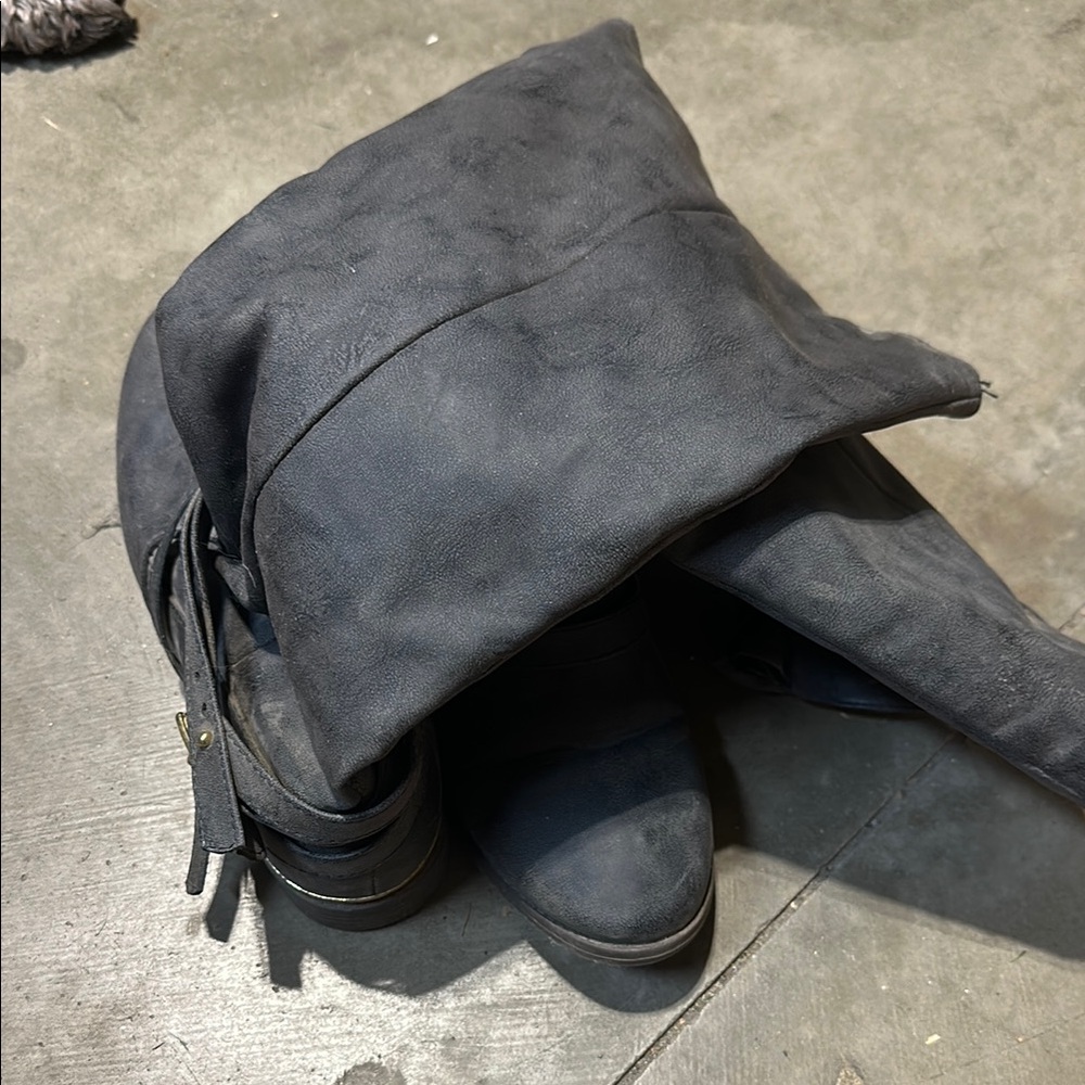 Black Heeled Boots with Sleek Design